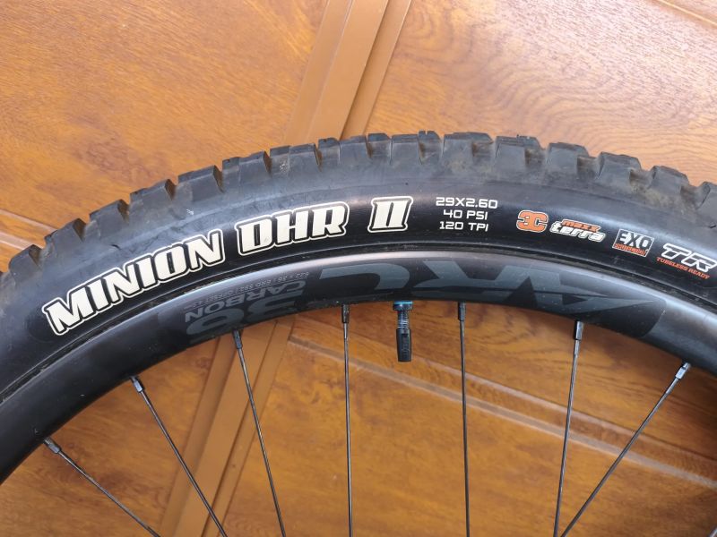 sada karbonových kol RACE FACE 29" Carbon ARC 36 VAULTJ414/J424 Boost + MAXXIS DHF a DHR II 