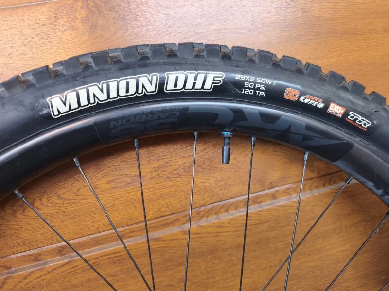 sada karbonových kol RACE FACE 29" Carbon ARC 36 VAULTJ414/J424 Boost + MAXXIS DHF a DHR II 
