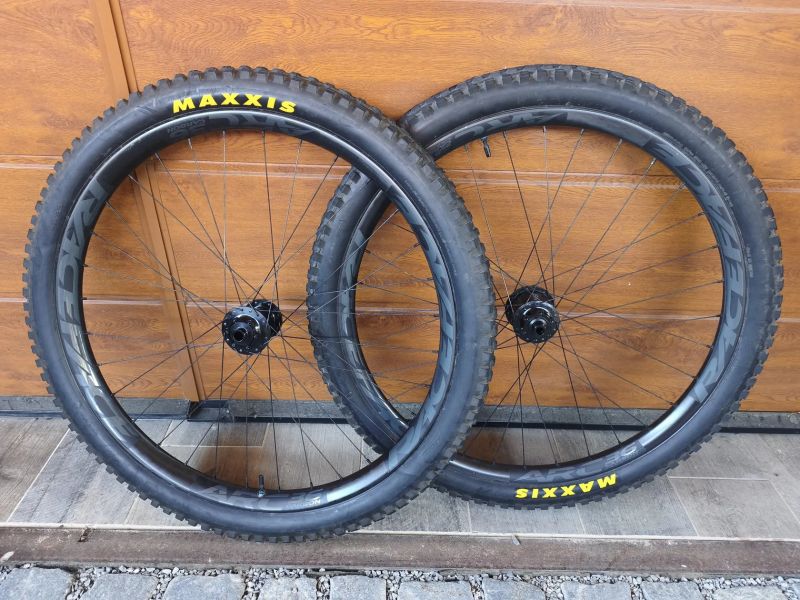 sada karbonových kol RACE FACE 29" Carbon ARC 36 VAULTJ414/J424 Boost + MAXXIS DHF a DHR II 