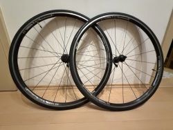 Zapletená kola Bontrager Race, Shimano/SRAM 11s, pláště Bontrager R2 – velmi dobrý stav