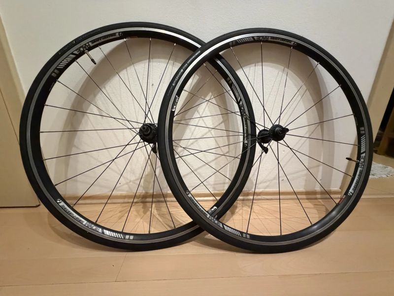 Zapletená kola Bontrager Race, Shimano/SRAM 11s, pláště Bontrager R2 – velmi dobrý stav