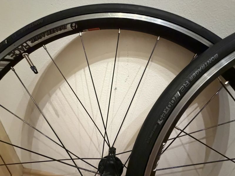 Zapletená kola Bontrager Race, Shimano/SRAM 11s, pláště Bontrager R2 – velmi dobrý stav