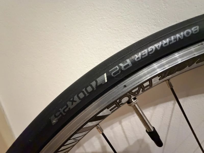 Zapletená kola Bontrager Race, Shimano/SRAM 11s, pláště Bontrager R2 – velmi dobrý stav