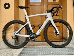 Pinarello Dogma F (NOVÁ), Zipp 454 NSW, SRAM Red AXS E1