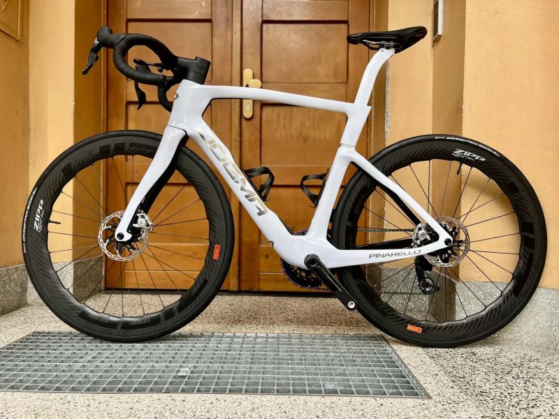 Pinarello Dogma F (NOVÁ), Zipp 454 NSW, SRAM Red AXS E1