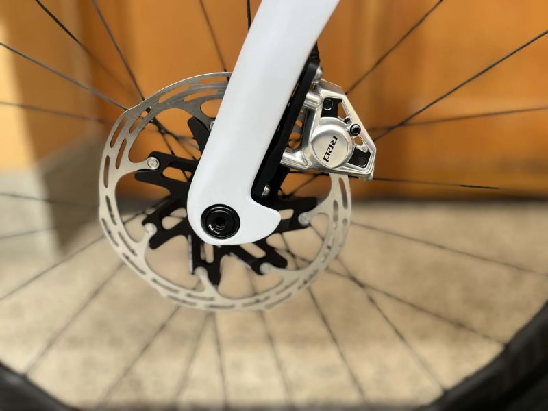 Pinarello Dogma F (NOVÁ), Zipp 454 NSW, SRAM Red AXS E1