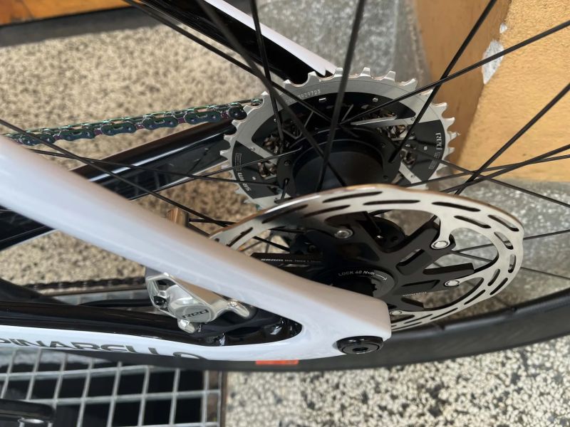 Pinarello Dogma F (NOVÁ), Zipp 454 NSW, SRAM Red AXS E1