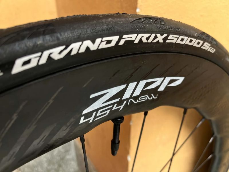 Pinarello Dogma F (NOVÁ), Zipp 454 NSW, SRAM Red AXS E1