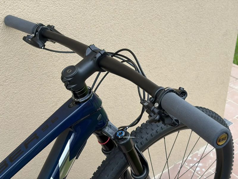 Horské kolo TREK Procaliber 9.6 Blue Carbon Smoke, komponenty SID/XT, vel. ML – ZÁNOVNÍ