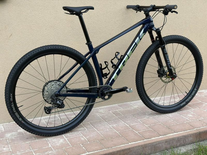 Horské kolo TREK Procaliber 9.6 Blue Carbon Smoke, komponenty SID/XT, vel. ML – ZÁNOVNÍ