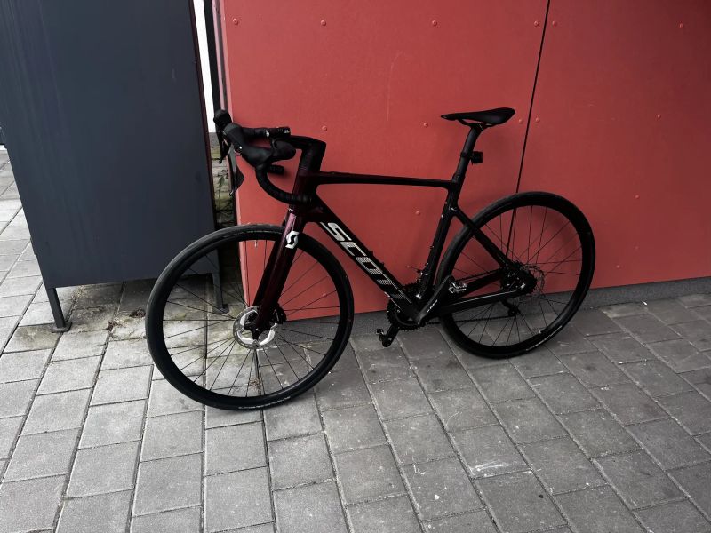 Scott Addict eRide 30, ujeto 1000km, záruka do 3/2028