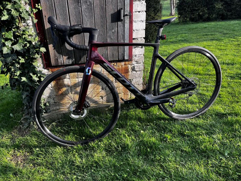 Scott Addict eRide 30, ujeto 1000km, záruka do 3/2028