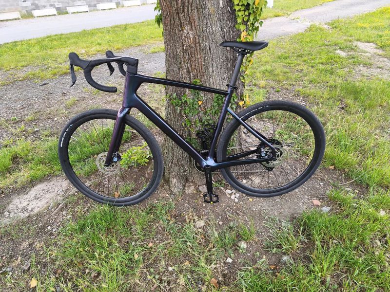 Karbonový gravel s bezdrátovým řazením 
