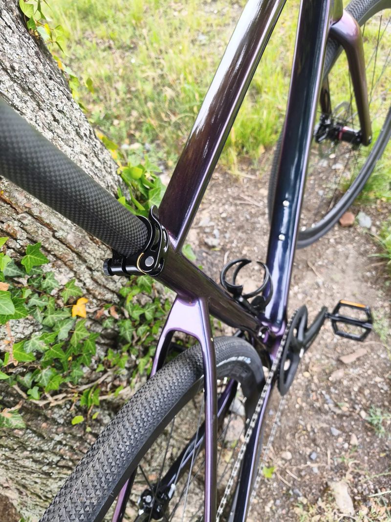 Karbonový gravel s bezdrátovým řazením 