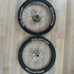 SET téměř nejetých karbon. kol EQUATOR 45T DISK + další 
