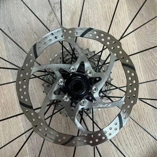 SET téměř nejetých karbon. kol EQUATOR 45T DISK + další 