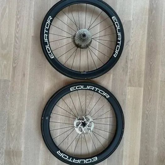 SET téměř nejetých karbon. kol EQUATOR 45T DISK + další 