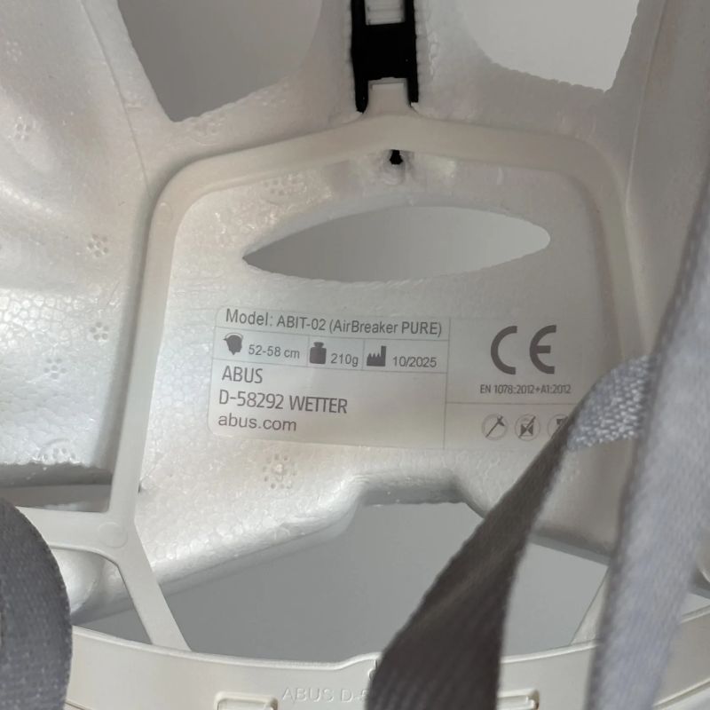 Cyklistická přilba ABUS AirBreaker pure white vel. M