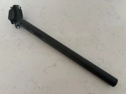 Sedlovka Superior One Race Carbon 20mm Offset 400/27.2