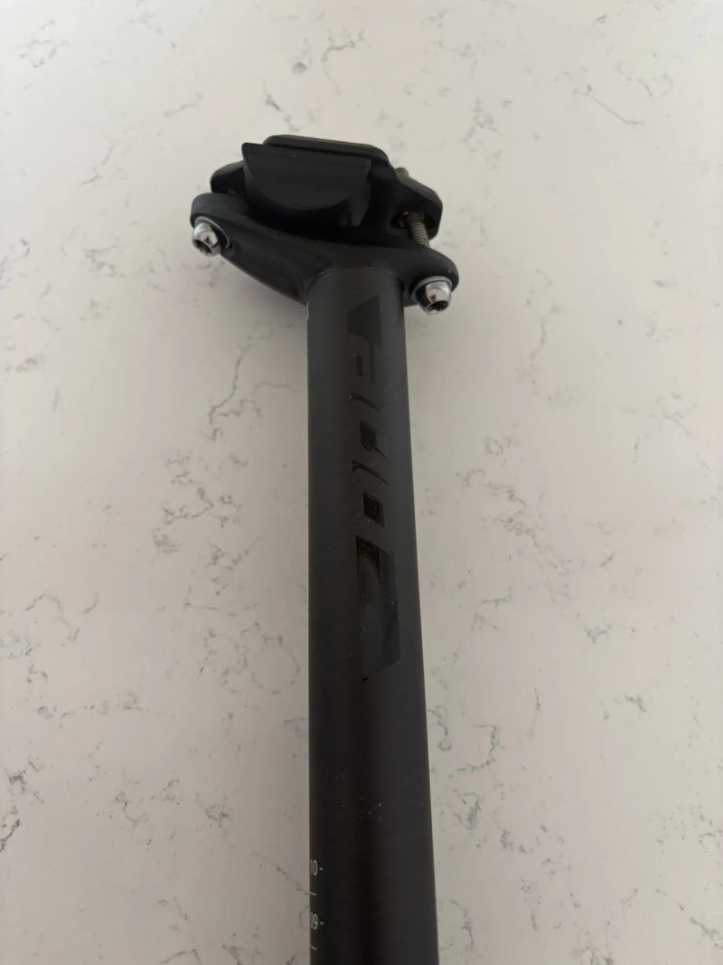 Sedlovka Superior One Race Carbon 20mm Offset 400/27.2