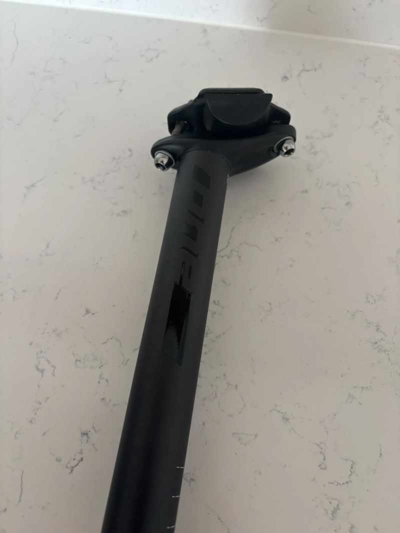 Sedlovka Superior One Race Carbon 20mm Offset 400/27.2