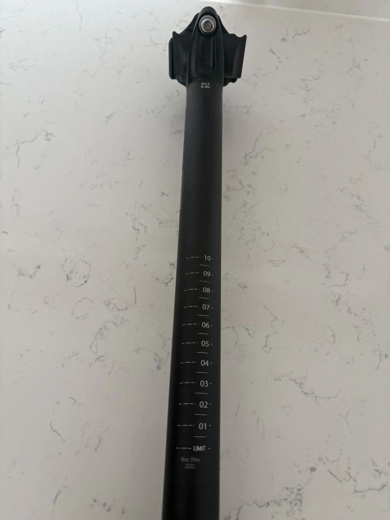 Sedlovka Superior One Race Carbon 20mm Offset 400/27.2