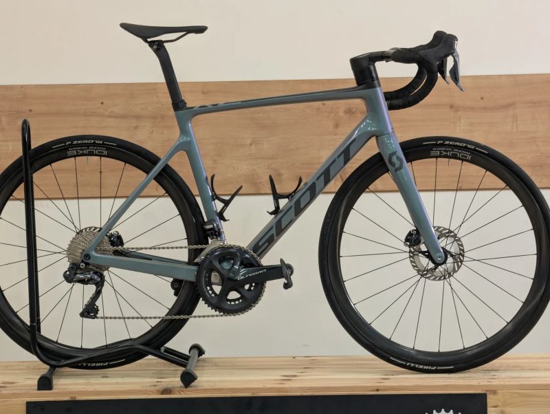 Scott Addict rc 10 di2 karbonová kola Duke 4iiii