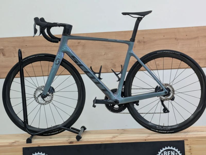 Scott Addict rc 10 di2 karbonová kola Duke 4iiii