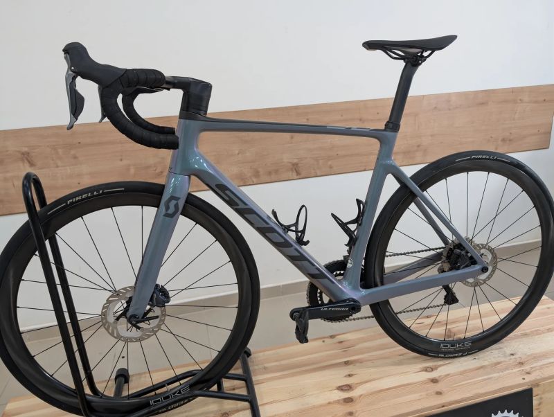 Scott Addict rc 10 di2 karbonová kola Duke 4iiii