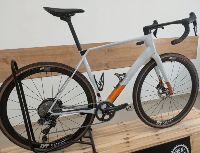 Superior X road team issue di2 grx karbonová kola DT Swiss