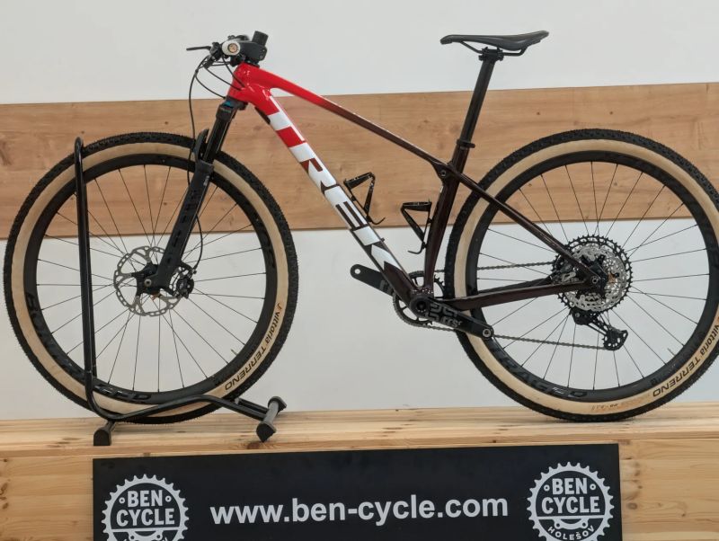 Trek PROCALIBER 9.8.- karbonova kola bontrager