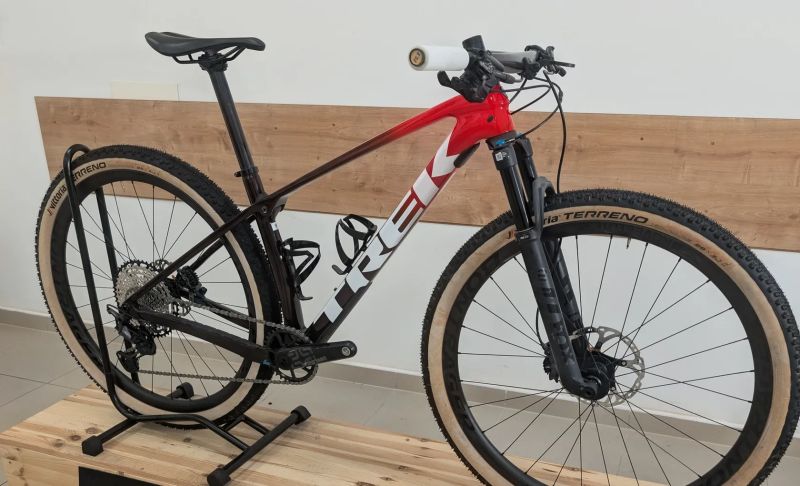 Trek PROCALIBER 9.8.- karbonova kola bontrager