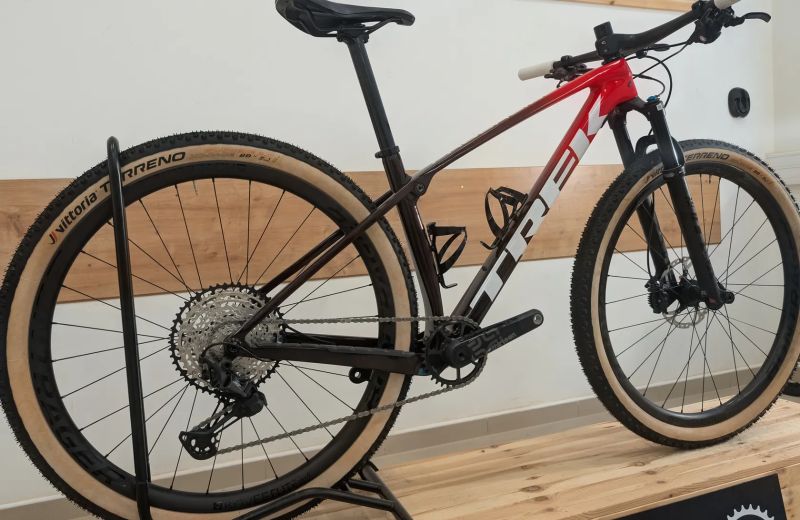 Trek PROCALIBER 9.8.- karbonova kola bontrager