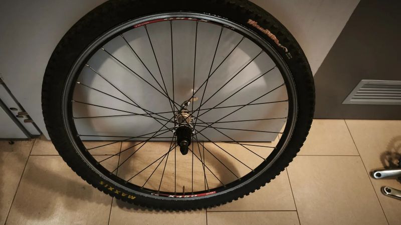 Zapletená kola 26", V-brzdy, DT Swiss/XT