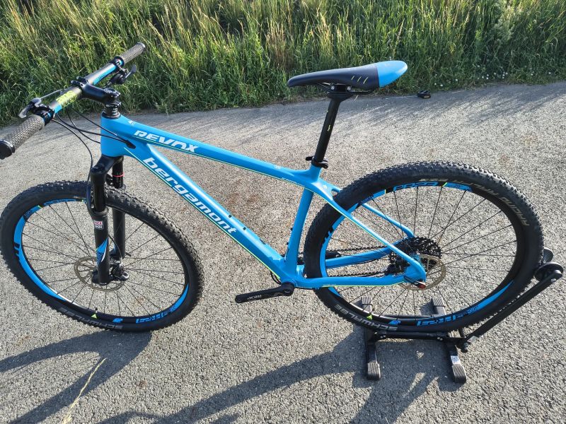 KARBONOVÉ HORSKÉ KOLO ., 9,9 Kg, S NÁJEZDEM 500 km