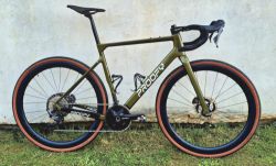 Proofy Gunny - karbonový TOP gravel v metalickém laku