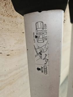 Originální střešní nosiče s označením 4E0 071 126 pro Audi A8 a S8 