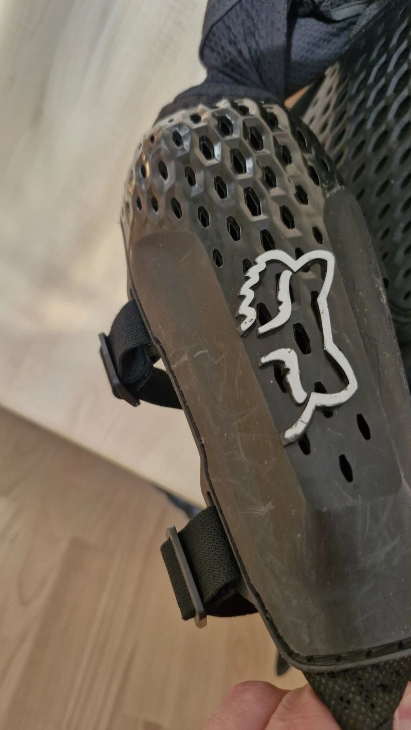 Chránič hrudi a páteře FOX TITAN SPORT černý Vel. S