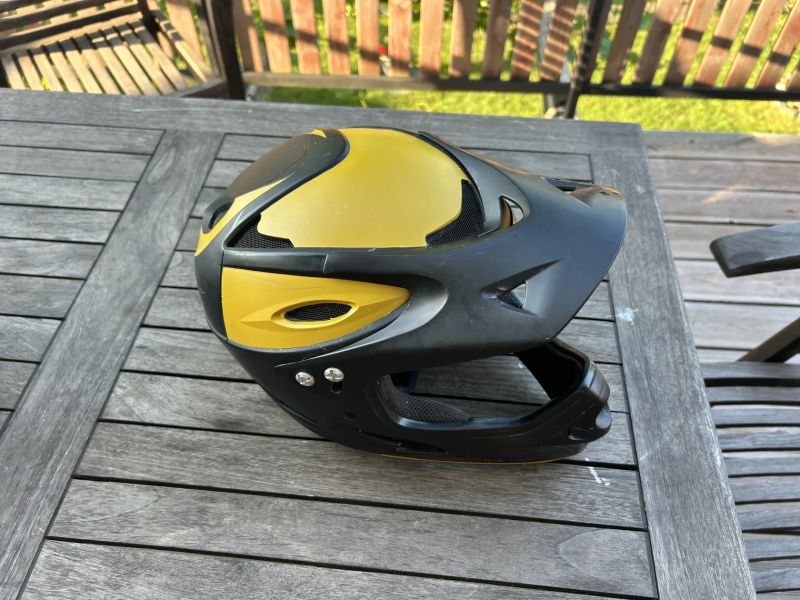 integrálka DEMON Podium MIPS vel. M 56-58cm + brýle DEMON