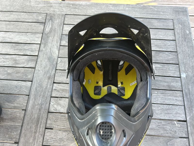 integrálka DEMON Podium MIPS vel. M 56-58cm + brýle DEMON