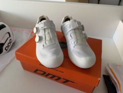 Cyklistické tretry DMT KR0 EVO Road, vel. 45, bílé/stříbrné