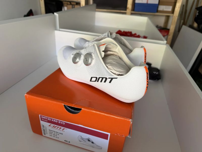 Cyklistické tretry DMT KR0 EVO Road, vel. 45, bílé/stříbrné