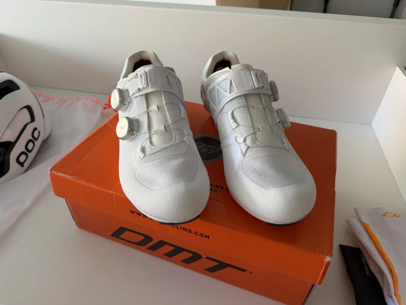 Cyklistické tretry DMT KR0 EVO Road, vel. 45, bílé/stříbrné