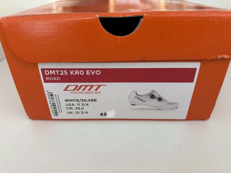 Cyklistické tretry DMT KR0 EVO Road, vel. 45, bílé/stříbrné