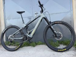 Celoodpruzene karbonové elektrokolo model 2025