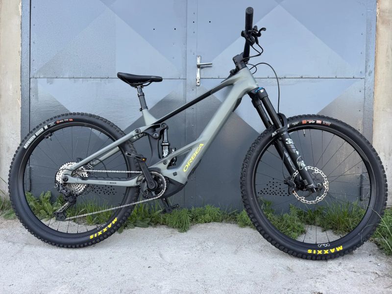 Celoodpruzene karbonové elektrokolo model 2025