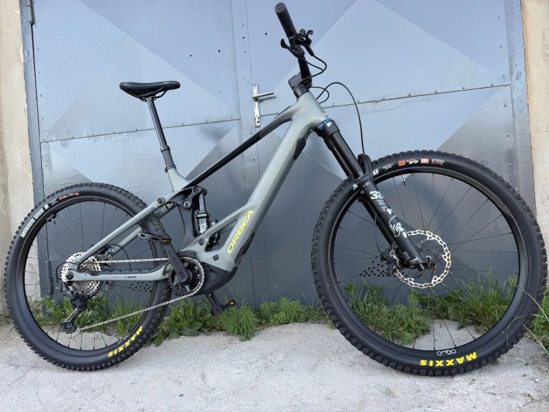 Celoodpruzene karbonové elektrokolo model 2025