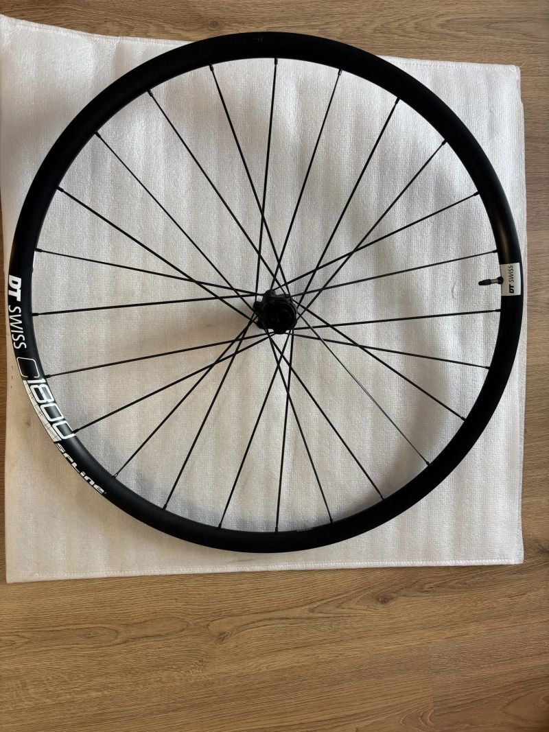 DT Swiss C1800 Spline Disc – zapletená kola 700C / 28" – skoro nejetá