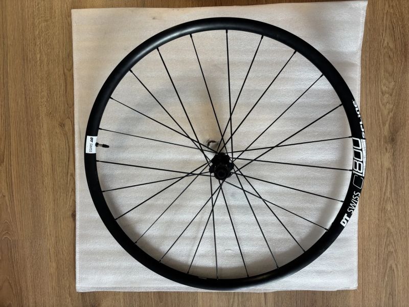 DT Swiss C1800 Spline Disc – zapletená kola 700C / 28" – skoro nejetá