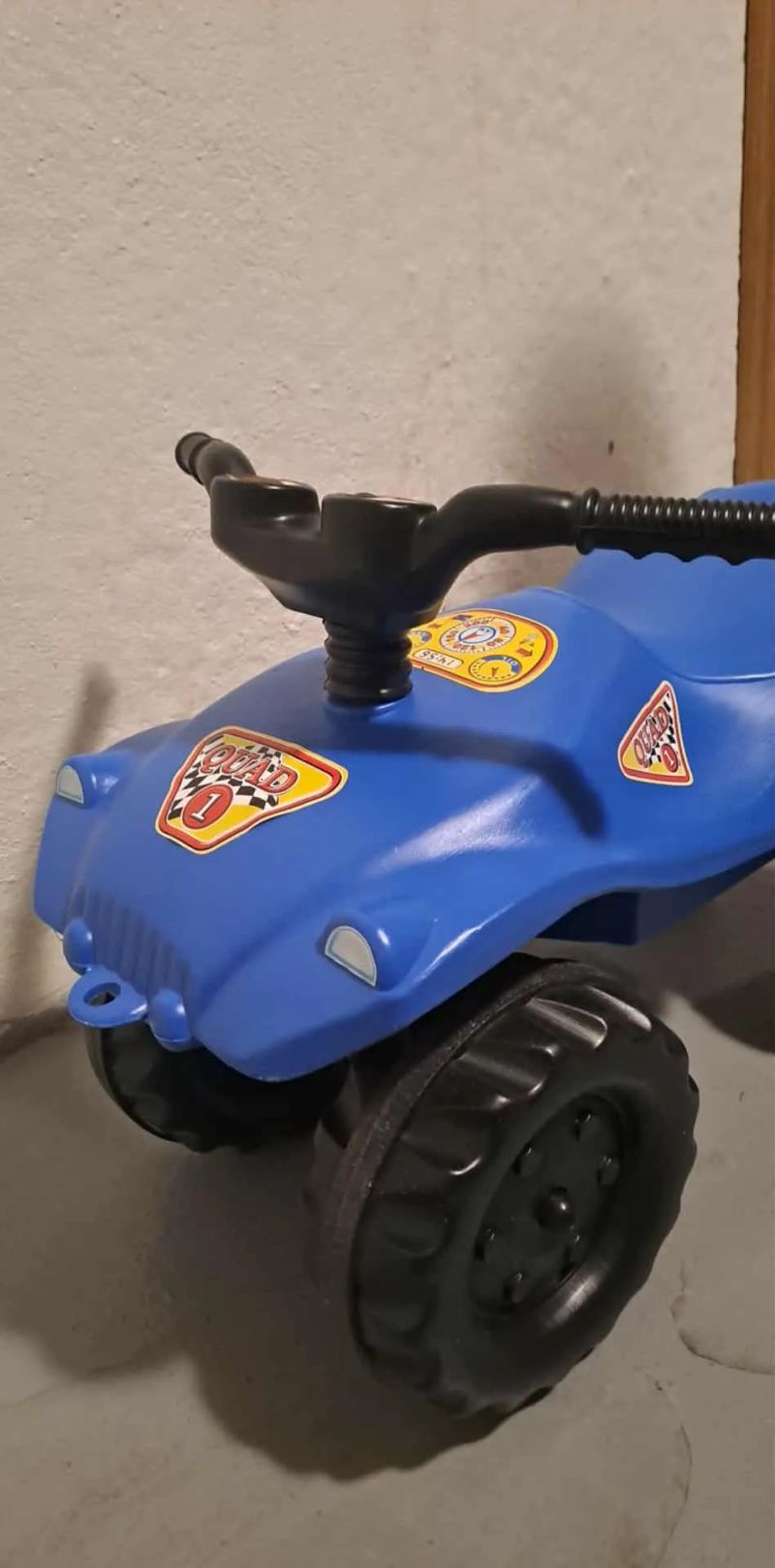 Prodám dvě odrážedla: Baby Mix MB C63 AMG a čtyřkolku Quad Dohány